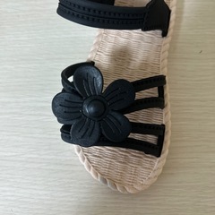 ビーチサンダル　韓国　キッズ ラバーサンダル 17cm 黒 花 女の子の画像