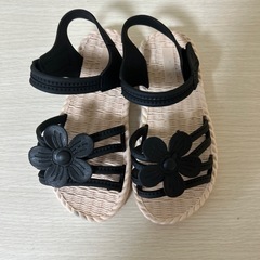 ビーチサンダル　韓国　キッズ ラバーサンダル 17cm 黒 花 女の子の画像