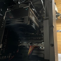ゲーミングデスクトップと部品の画像