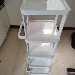 玄関における白い ラックの画像