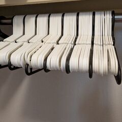 ハンガー白70本、黒40本の画像