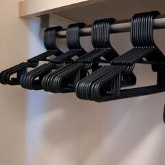 ハンガー白70本、黒40本の画像