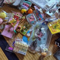 キャラクターチャームやポーチ ワンピーストランプ 子供用カフェエプロン ペットボトル保冷カバー など まとめて の画像