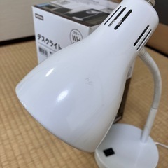 ニトリ　デスクライト(HC-026T WH)電球付きの画像