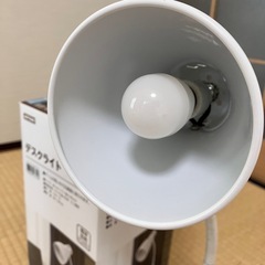 ニトリ　デスクライト(HC-026T WH)電球付きの画像