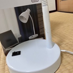 ニトリ　デスクライト(HC-026T WH)電球付きの画像