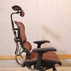 "Ergohuman(エルゴヒューマン)のオフィスチェアです。独立ランバーサポートで腰部分のフィット感とサポートに重点を置いてデザインされた長時間のオフィスワークでも活躍するデスクチェアです♪ "の画像
