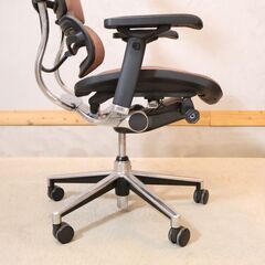 "Ergohuman(エルゴヒューマン)のオフィスチェアです。独立ランバーサポートで腰部分のフィット感とサポートに重点を置いてデザインされた長時間のオフィスワークでも活躍するデスクチェアです♪ "の画像