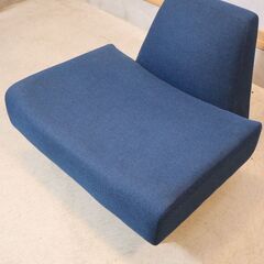 IDEE(イデー)のAOSOFA(アーオソファ)1シーターです。低めのフォルムで床に座る感覚に近づけたデザインのモダンなシングルソファ。チャーミングなフォルムと存在感が際立つ１人掛けソファです。の画像
