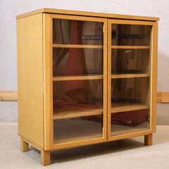 人気の無印良品(MUJI)のオーク材 キャビネット・ガラス扉です！！シンプルでコンパクトなサイドボードは圧迫感を感じさせず、使い勝手もよく2人暮らしにもおススメです♪北欧スタイルやナチュラルモダンに。の画像