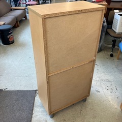 T2507-074 食器棚 脚付き キズ汚れ色あせ有りの画像