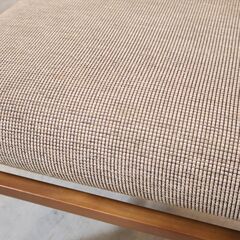OTSUAK(大塚家具製造)のウォルナット材を使用したダイニングチェア 2脚セットです。シンプルでレトロモダンなフォルムの食堂椅子。温かみが感じられるゆったりとした北欧スタイルのデザイン♪の画像