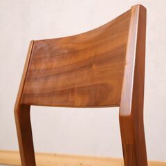 OTSUAK(大塚家具製造)のウォルナット材を使用したダイニングチェア 2脚セットです。シンプルでレトロモダンなフォルムの食堂椅子。温かみが感じられるゆったりとした北欧スタイルのデザイン♪の画像