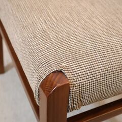 OTSUAK(大塚家具製造)のウォルナット材を使用したダイニングチェア 2脚セットです。シンプルでレトロモダンなフォルムの食堂椅子。温かみが感じられるゆったりとした北欧スタイルのデザイン♪の画像