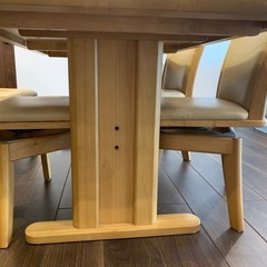 ダイニングテーブルと椅子✖️4セットの画像