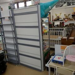 突っ張り式マガジンラック 壁面収納 伸縮可能 状態良 在庫2個【こちらは店舗です。浜村鹿野温泉ICから3分 買取本舗 宮本リサイクル 営業時間9～19時 定休日水曜のみ←連絡できませんm(_ _)m】の画像