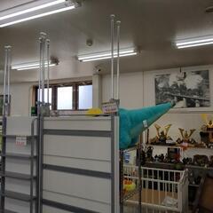 突っ張り式マガジンラック 壁面収納 伸縮可能 状態良 在庫2個【こちらは店舗です。浜村鹿野温泉ICから3分 買取本舗 宮本リサイクル 営業時間9～19時 定休日水曜のみ←連絡できませんm(_ _)m】の画像