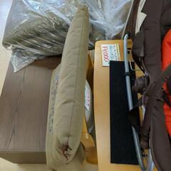 座布団 4枚セット 和柄 花模様  灰色系 在庫2セット 和室 来客用 【こちらは店舗です。浜村鹿野温泉ICから3分 買取本舗 宮本リサイクル 営業時間9～19時 定休日水曜のみ←連絡できませんm(_ _)m】（の画像
