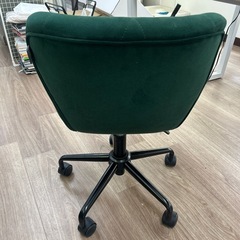 キャスター付きの椅子(緑)の画像