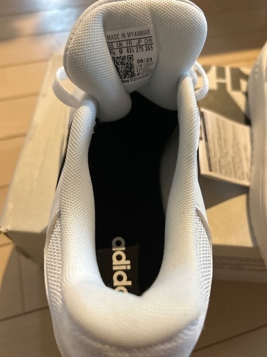 新品未使用箱付　adidas スニーカー　ホワイト