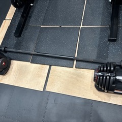 ONIハーフラック、バーベル、可変ダンベル、ベンチなどの画像