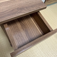 サイドテーブル　ナイトテーブル　2口コンセント付きの画像