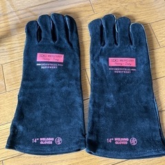 焚き火用グローブとキャプテンスタッグのポータブルテーブルの画像