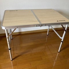 焚き火用グローブとキャプテンスタッグのポータブルテーブルの画像