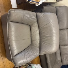 グレーソファー　3人掛けと1人掛け
の画像