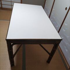 ダイニングテーブルセット（椅子等おそらく籐製）の画像