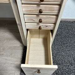 天然木の机と椅子と収納棚のセットの画像