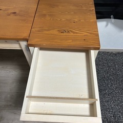 天然木の机と椅子と収納棚のセットの画像