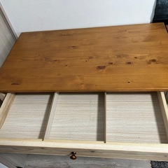天然木の机と椅子と収納棚のセットの画像