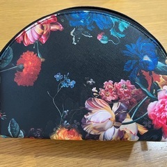 【新品未使用】大きめ　花柄ポーチの画像