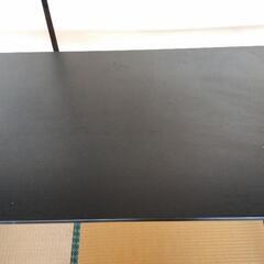 シンプルモダンなデスクの画像