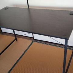 シンプルモダンなデスク