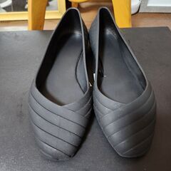 パンプスデザインのすらりレインシューズ。フラットデザインなので歩きやすさ◎！の一足、いかがでしょうか？の画像