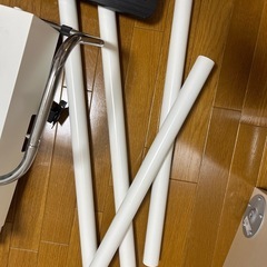 IKEAの組み立て式仕事用机の画像