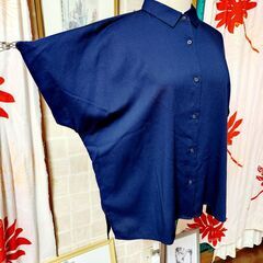 UNIQLO(ユニクロ) 濃紺。ふわっと風を通す柔らか素材半袖ブラウス、いかがでしょうか？の画像