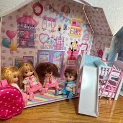 値下げしました！リカちゃんとその他キャラクター集合！お部屋セットの画像