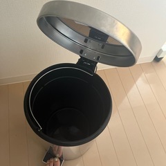 ペダル式ゴミ箱の画像