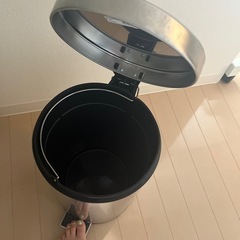 ペダル式ゴミ箱の画像