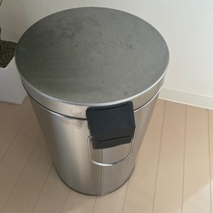 ペダル式ゴミ箱の画像