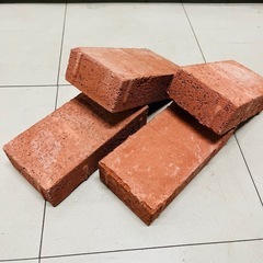 【DIY・ガーデニングに】しっかりサイズの赤レンガ4個セットの画像