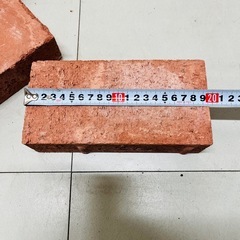 【DIY・ガーデニングに】しっかりサイズの赤レンガ4個セットの画像