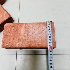 【DIY・ガーデニングに】しっかりサイズの赤レンガ4個セットの画像