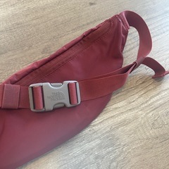 THE NORTH FACE ノースフェイス　ボディバッグ えんじ色 バーガンディの画像