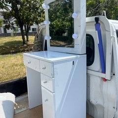 LEDライト付き ドレッサー デスク 収納 コンパクト おしゃれ 白 ライト付き かわいい スツール セット ハリウッドミラー 女優ミラー テーブル 鏡台 椅子付き 幅60cm 木製 コンパクト 化粧台 メイク 机 鏡 照明 充電 コンセント付き ledの画像