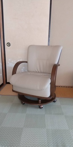 ニトリ回転式 肘付きダイニングチェア(PR301