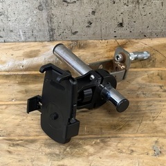 バイクのステムに付けるアクセサリーバーとスマホホルダーの画像